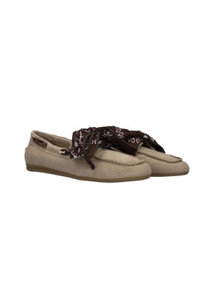 Beige suède loafers met platte zolen, met bruine stoffen strikjes met patroon bovenop.