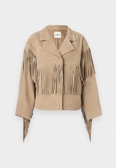 Beige suède cropped jas met brede revers en lange franjes over de borst, mouwen en achterkant. Enkele knoopsluiting.