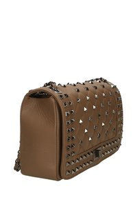 Borsa a tracolla in pelle marrone con motivo trapuntato, dettagli con borchie e tracolla in metallo argento. Presenta borchie angolari sul davanti.