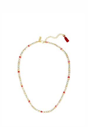 Kralenketting met kleine witte, gouden, rode en lichtblauwe kralen, een gouden ketting sluiting en een kleine rode kwast op een witte achtergrond.