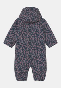 Mörkblå babyöverall med huva, långa ärmar, elastiska muddar och ett heltäckande mönster av små rosa blommor.