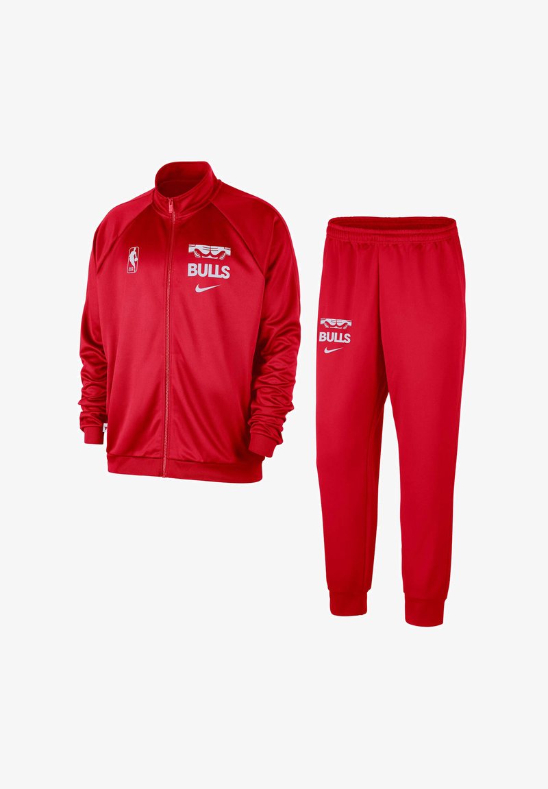Roter Trainingsanzug mit Reißverschlussjacke und Hose mit elastischem Bund. Mit dem NBA Bulls-Logo und Nike-Branding in Weiß. Glatte Stofftextur.