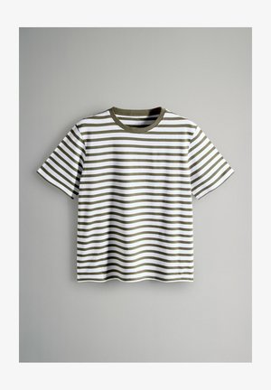 Stribet T-shirt i hvid og olivengrøn. Blandingsstof af bomuld, korte ærmer, rund hals. Har vandrette striber i varierende bredder.