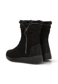 Botas de tobillo de ante negro con forro de piel sintética, cierre de cremallera y suela de goma texturizada, que presentan un diseño arrugado y acentos lisos.