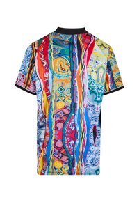 Majica s kratkimi rokavi z črnim ovratnikom in manšetami, ki ima živahne vertikalne črte ter abstraktne barvite vzorce v rdeči, modri, rumeni in zeleni barvi.