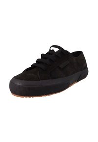 Czarne zamszowe sneakersy z płaskimi czarnymi sznurówkami, czarną gumową podeszwą i jasnobrązową gumową podeszwą zewnętrzną. Charakteryzują się gładką teksturą i minimalistycznym wzornictwem.
