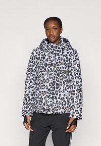 Giacca imbottita con stampa leopardata in bianco, nero e beige. Presenta un cappuccio, chiusura frontale con zip e polsini elastici. Tessuto liscio con finitura testurizzata.