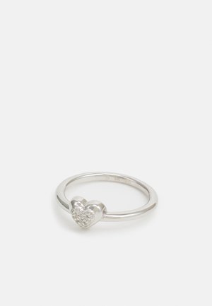 Silberring mit einem glatten Band, das oben in Herzform gestaltet ist und mit funkelnden klaren Steinen in einem gruppierten Design verziert ist.
