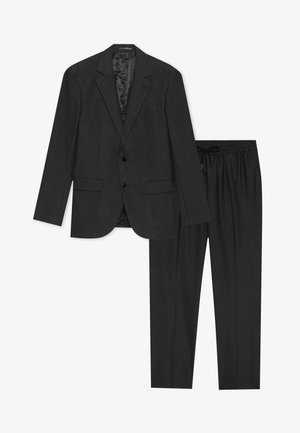 Ensemble de costume noir composé d'un blazer structuré avec des revers en pointe et deux poches avant, associé à un pantalon à taille élastique pour le confort.