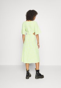 Monki Vestido camiseiro - green