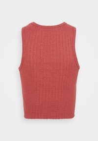 Haut sans manches en maille côtelée rouge atténué avec un col montant, vu de dos sur un fond clair uni.