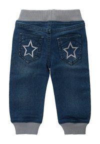 Pantalones jogger de denim en color azul oscuro, con cinta gris acanalada en la cintura y dos bolsillos traseros con bordado de estrellas grises.