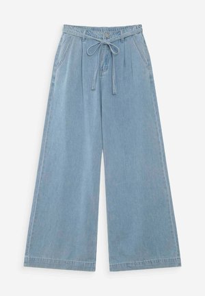 Pantalones vaqueros de pierna ancha de color azul claro con bolsillos laterales, botones delanteros, cremallera, trabillas para cinturón y un cinturón de tela anudado en la cintura.
