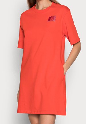 Short-sleeve dress in bright coral cotton, featuring a small glossy pocket detail and side pockets. Straight cut with a crew neckline.
