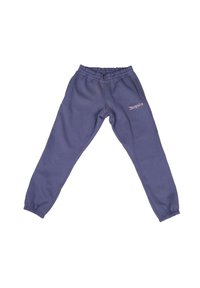Fialové bavlněné tepláky s elastickým pasem, zúženými nohavicemi a logem vyšitým kontrastní barvou na levé straně.
