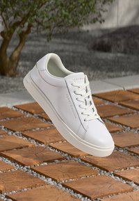 Non selezionato, white