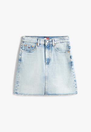 Φωτεινό μπλε denim μίνι φούστα με εμπρόσθιες τσέπες, θηλιές ζώνης, κούμπωμα με κουμπί και φθαρμένο τελείωμα.