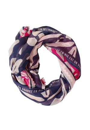 Écharpe légère avec des motifs abstraits bleu marine, rose et beige, présentant du texte français partiellement visible le long des bords.