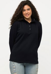 Polo a maniche lunghe di colore blu navy con un'apertura a tre bottoni, realizzato in tessuto morbido con una vestibilità rilassata e dettagli di cucitura discreti.