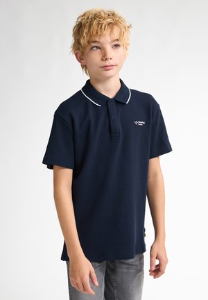 Marineblauwe polo met een gestructureerde stof, witte kraagafwerking en logo op de borst. Korte mouwen en zijsplitten aan de zoom zorgen voor extra comfort.