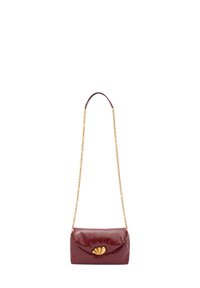 Burgundská kožená kabelka s klopou, zlatými doplňky a řetízkem. Obdélníkový tvar s texturovaným povrchem a dekorativním akcentem.