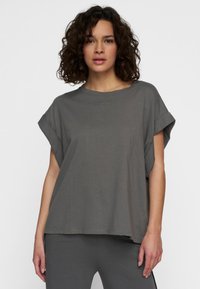 T-shirt grigio a maniche corte realizzato in tessuto morbido. Presenta un collo rotondo, una vestibilità rilassata e un dettagliato logo sottile. Texture liscia e leggera.