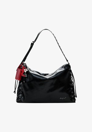 Sac à main en cuir noir au design décontracté, avec des détails lacés sur les côtés et une étiquette d'accent rouge. Dispose d'une longue bandoulière réglable.