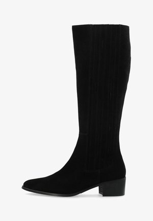 Botte mi-mollet en daim noir avec un petit talon bloc et un subtil détail de couture verticale sur la tige.