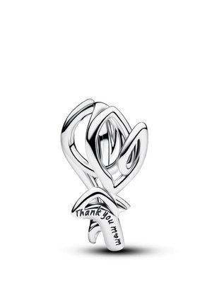 Bijou en forme de ruban argenté avec l'inscription « Merci maman » gravée à l'extrémité, sur fond blanc.