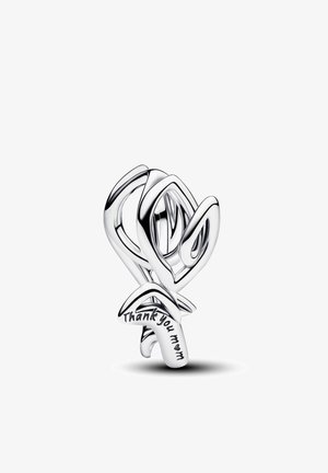 Bijou en forme de ruban argenté avec l'inscription « Merci maman » gravée à l'extrémité, sur fond blanc.