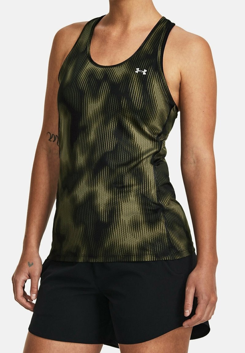 Grünes und schwarzes gestreiftes Tanktop mit geripptem Material, Rundhalsausschnitt und kleinem Logo auf der Brust. Kombiniert mit schwarzen Shorts.