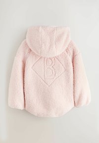 Różowa polarowa kurtka z kapturem, z haftem w kształcie diamentu z logo "B" oraz satynową metką na rękawie. Miękka w dotyku.