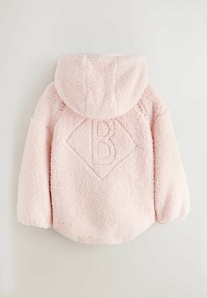 Růžová fleecová bunda s kapucí, zdobená výšivkou ve tvaru diamantu s logem "B" a saténovou etiketou na rukávu. Měkká struktura.