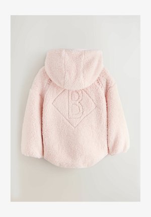 Rozā vilnas jaka ar kapuci, kurai ir dimanta formas izšuvums ar "B" logo un satīna birka uz piedurknes. Mīksta tekstūra.