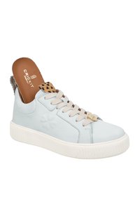 Sneaker in pelle celeste con lacci beige, suola in gomma e dettagli a stampa leopardo sul tallone. Caratterizzato da logo in rilievo sul lato.
