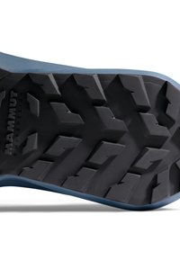 Svart gummisul med djupa, vinklade mönster; blå kantdetaljering. Funktioner "MAMMUT SWISSDESIGN"-logotypen på undersidan.