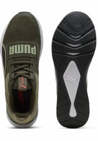 Alyvuogių spalvos sportiniai batai su tinkliniu viršumi, išryškintu „PUMA“ logotipu, raudonais akcentais ir tekstūruota juoda guma. 