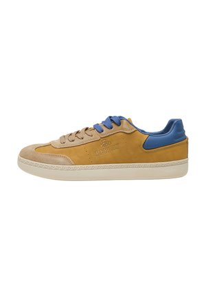Lave sneakers i sennepsgul med beige ruskind-detaljer, blå snørebånd og hælkant, beige sål og "REPLAY"-logo på siden.
