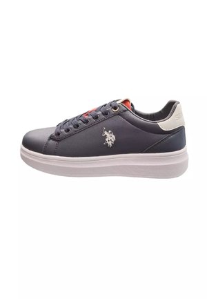Sneaker in pelle blu con suola bianca, punta rotonda e design con lacci. Presenta dettagli del logo e accenti rossi vicino alla linguetta e al tallone.