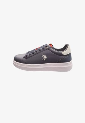 Sneaker in pelle blu con suola bianca, punta rotonda e design con lacci. Presenta dettagli del logo e accenti rossi vicino alla linguetta e al tallone.