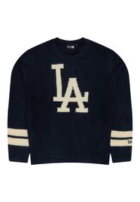 Suéter de punto azul marino con grandes letras en crema "LA" en el frente, con rayas en crema en las mangas y un cuello redondo.