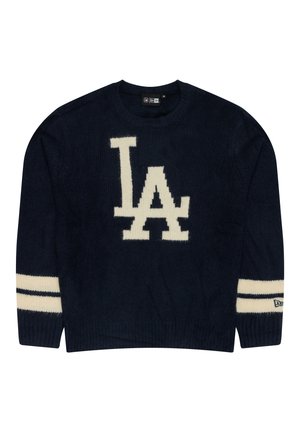 Pull en maille bleu marine avec de grandes lettres "LA" écrites en crème sur le devant, avec des rayures crème sur les manches et un col rond.