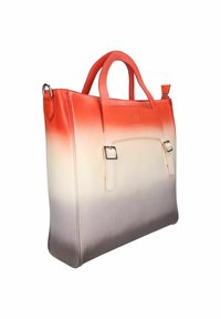 Läderhandväska med en ombre-gradient som övergår från röd upptill till ljus beige nertill. Fyrkantig form, dubbla handtag, minimal hårdvara.