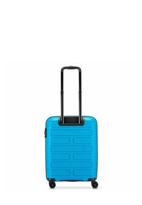 Maleta dura azul con un patrón horizontal texturizado, asa extensible negra y cuatro ruedas giratorias para una fácil movilidad.