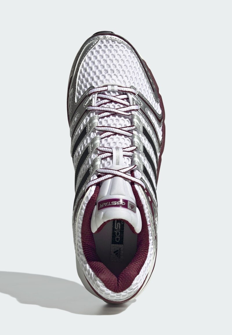 Hvid og vinrød Adidas løbesko med netoverdel, sorte striber og vinrød inderside set oppefra mod en lys baggrund.