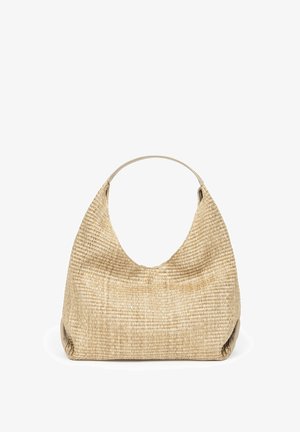 Beżowa pleciona słomiana torba hobo z skórzaną rączką i miękką, luźną strukturą na białym tle.