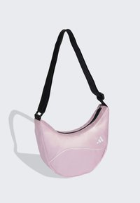 Borsa a tracolla sintetica rosa con forma curvata, tracolla nera regolabile e linea accentata bianca con logo sul fronte.