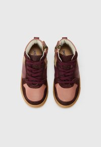 Høye sneakers med en blanding av burgunder og rosa skinn, teksturerte detaljer, brune lissser og en gummisåle, samt en glidelås på siden for enkel påkledning.