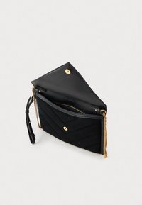 Clutch bag in suede nera con motivo a zigzag, hardware dorato e tracolla rimovibile. Aperto per rivelare una tasca interna con zip e foderato.