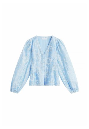 Blouse bleu clair avec broderie florale, manches longues bouffantes, col en V et boutons recouverts de tissu sur le devant.